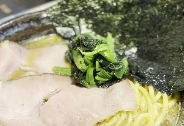 Tonkotsu ramen bowl at みなや in Haebaru, Okinawa — chashu, spinach, nori and thick noodles in rich pork-bone broth
